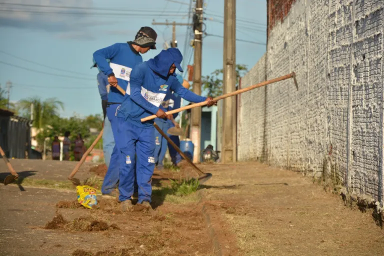 Prefeitura de Rio Branco promove limpeza e retirada de entulhos nas dez regionais da capital