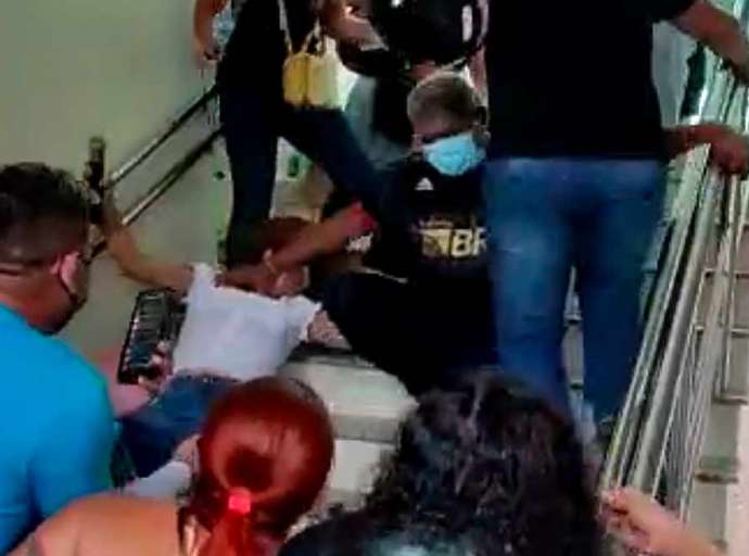 Internautas ironizam queda de sindicalista ao ocupar Prefeitura: "tá na cara que ela quis cair"