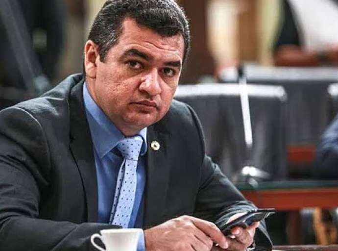 Cadmiel encaminha indicação para construção de pista de testes e pavimentação de ruas em Feijó e cobra rampa para carga e descarga no rio Jurupari