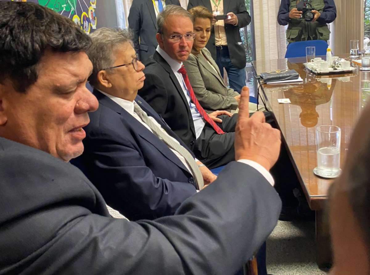 Bancada acreana pressiona por redução dos preços das passagens aéreas no Estado
