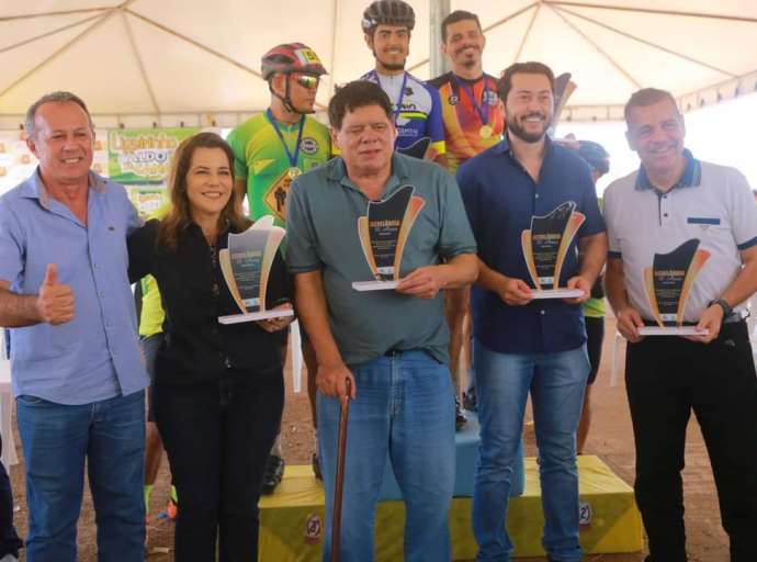Velho Lobo participa de entrega da Avenida Paraná, em Acrelândia, fruto de sua emenda parlamentar