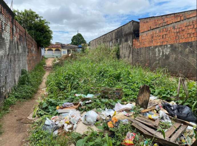 Moradores denunciam entulho e ação de vândalos em beco na Estação Experimental 