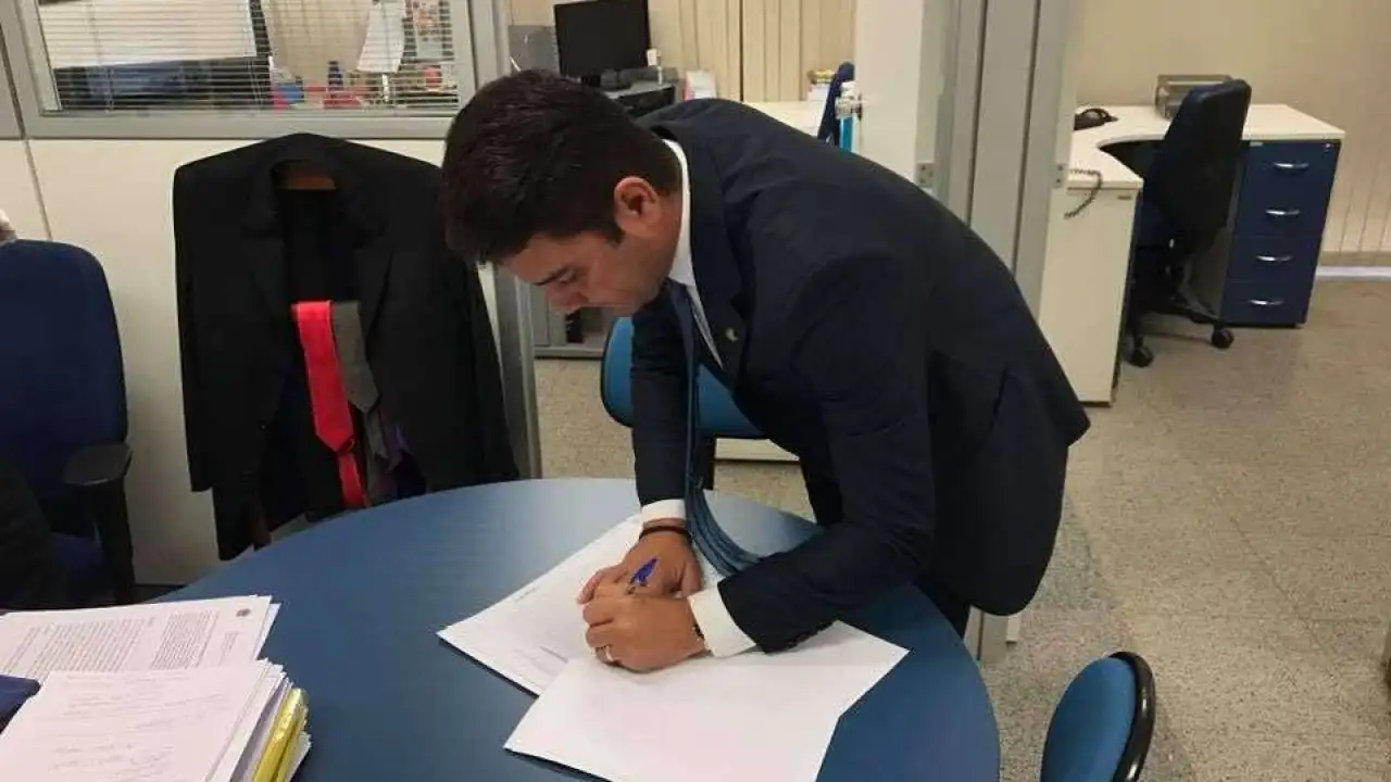 Gladson ignora declaração de 'amor' de PDT e demite esposa de sobrinho de Tchê, seu aliado na Aleac