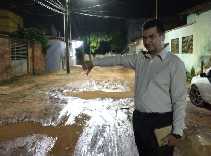 Deputado Cadmiel pede que Prefeitura recupere rua cheia de buracos no Bahia Nova: 'situação de calamidade total'
