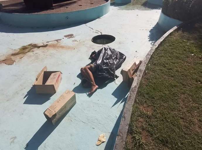 Fonte vazia da Praça na Revolução serve de dormitório para moradores de rua, diz ativista