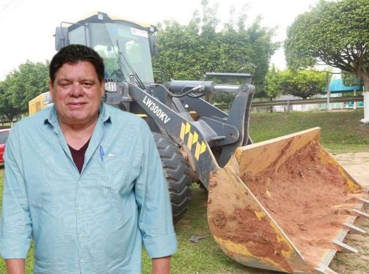 Velho Lobo realiza entrega de pá carregadeira para atender população do Bujari, fruto de sua emenda parlamentar
