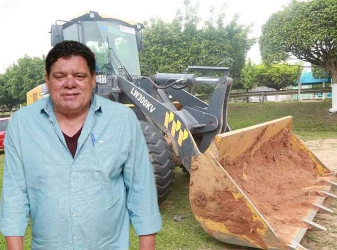 Velho Lobo realiza entrega de pá carregadeira para atender população do Bujari, fruto de sua emenda parlamentar