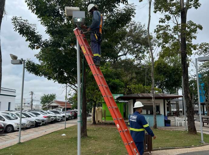 Mais uma vez, após vários furtos da fiação elétrica, Prefeitura de Rio Branco faz nova manutenção na iluminação da Praça da Revolução