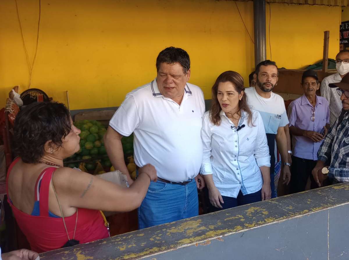 Acompanhada de pré-candidatos do MDB, Mara toma café no Mercado Municipal Elias Mansour e ouve feirantes e produtores