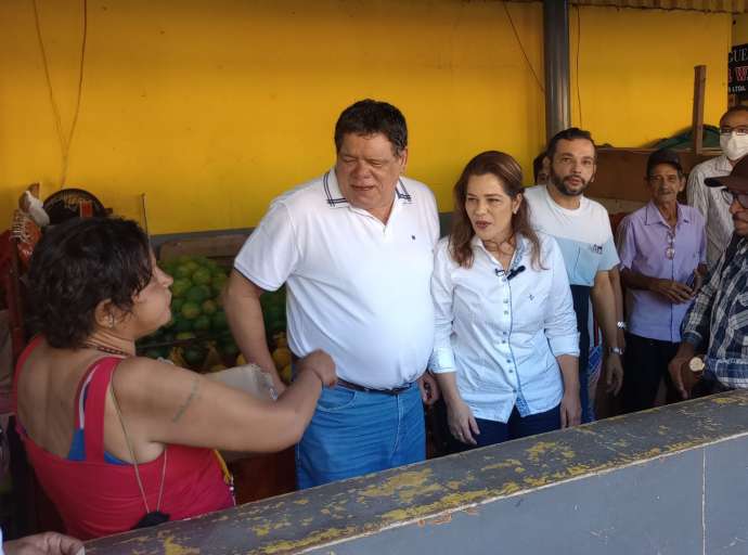 Acompanhada de pré-candidatos do MDB, Mara toma café no Mercado Municipal Elias Mansour e ouve feirantes e produtores