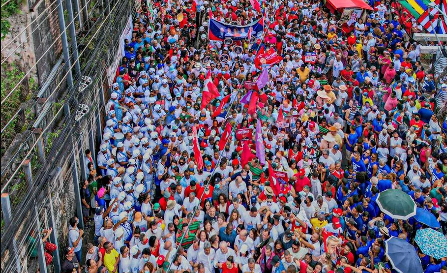 Foto de ato com Lula em Salvador tem pessoas duplicadas
