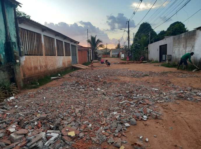 Moradores da Bahia Nova, na Baixada da Sobral ajeitam rua com concreto por conta própria: "Se a Prefeitura não faz, a gente faz"  