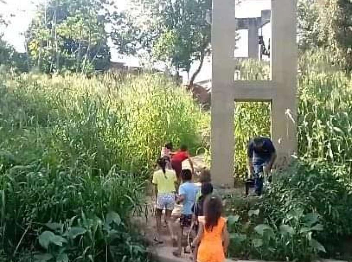 Ativista alerta que crianças correm perigo no trajeto que liga o bairro Aeroporto Velho ao Airton Sena: "Secretário da Seinfra disse que não via nada demais no percurso"