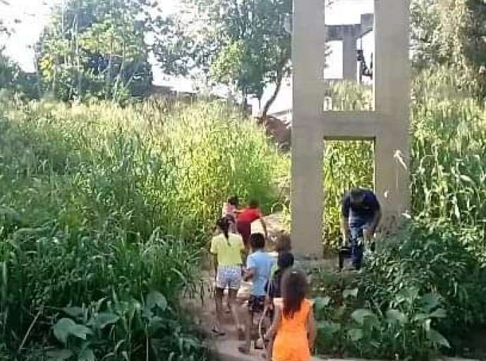 Ativista alerta que crianças correm perigo no trajeto que liga o bairro Aeroporto Velho ao Airton Sena: "Secretário da Seinfra disse que não via nada demais no percurso"