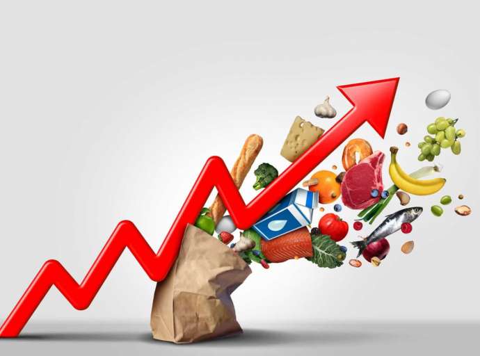 Com a inflação nas alturas, brasileiros trocam a refeição pelo lanche para economizar