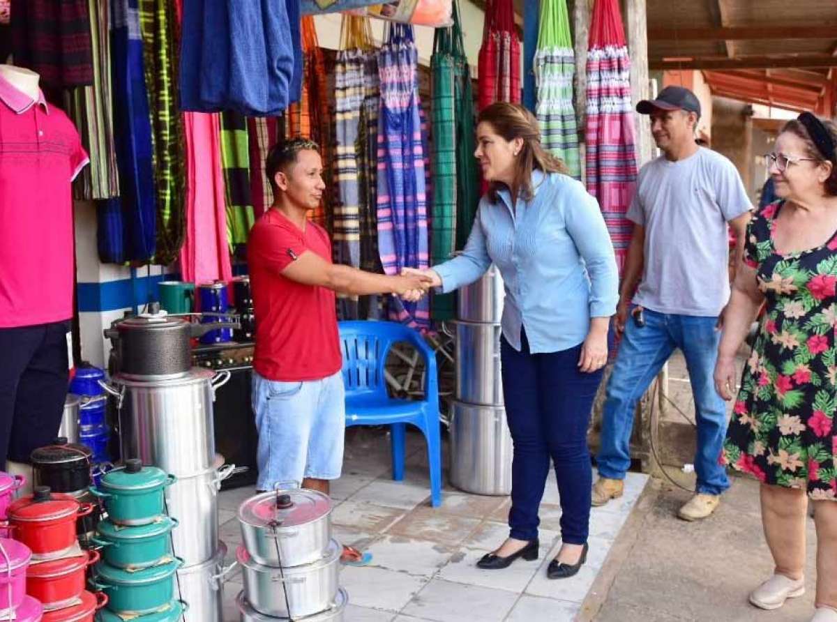 Ao lado da mãe em Sena Madureira, Mara diz que vai humanizar serviço público e gerar empregos