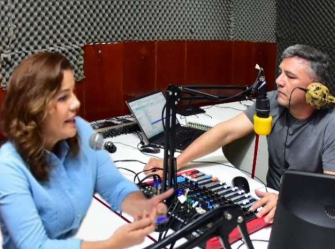 "Vamos valorizar e tratar com respeito os servidores públicos", disse a pré candidata Mara Rocha em entrevista na Rádio Dimensão em Sena Madureira