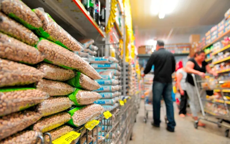 Acreano tem que trabalhar 4 dias ao mês para comprar sacolão e mais de 4 meses no ano para pagar impostos