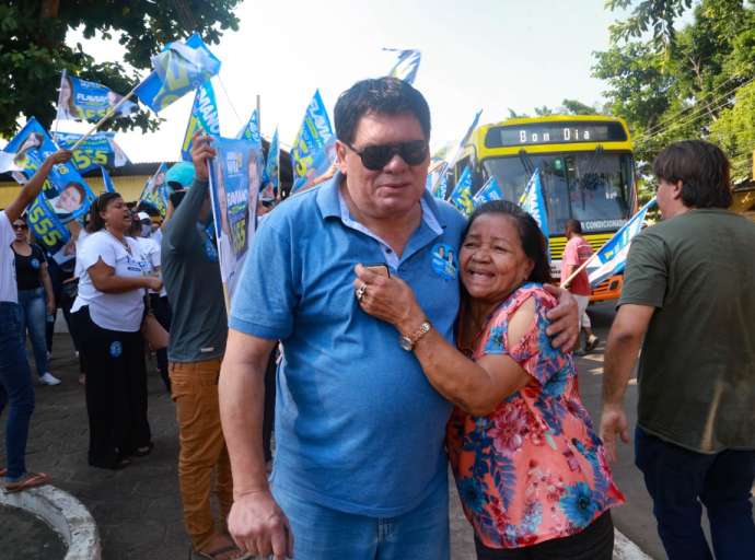 Flaviano Melo inicia caminhada pela reeleição em grande estilo no Centro de Rio Branco e é tietado por eleitores