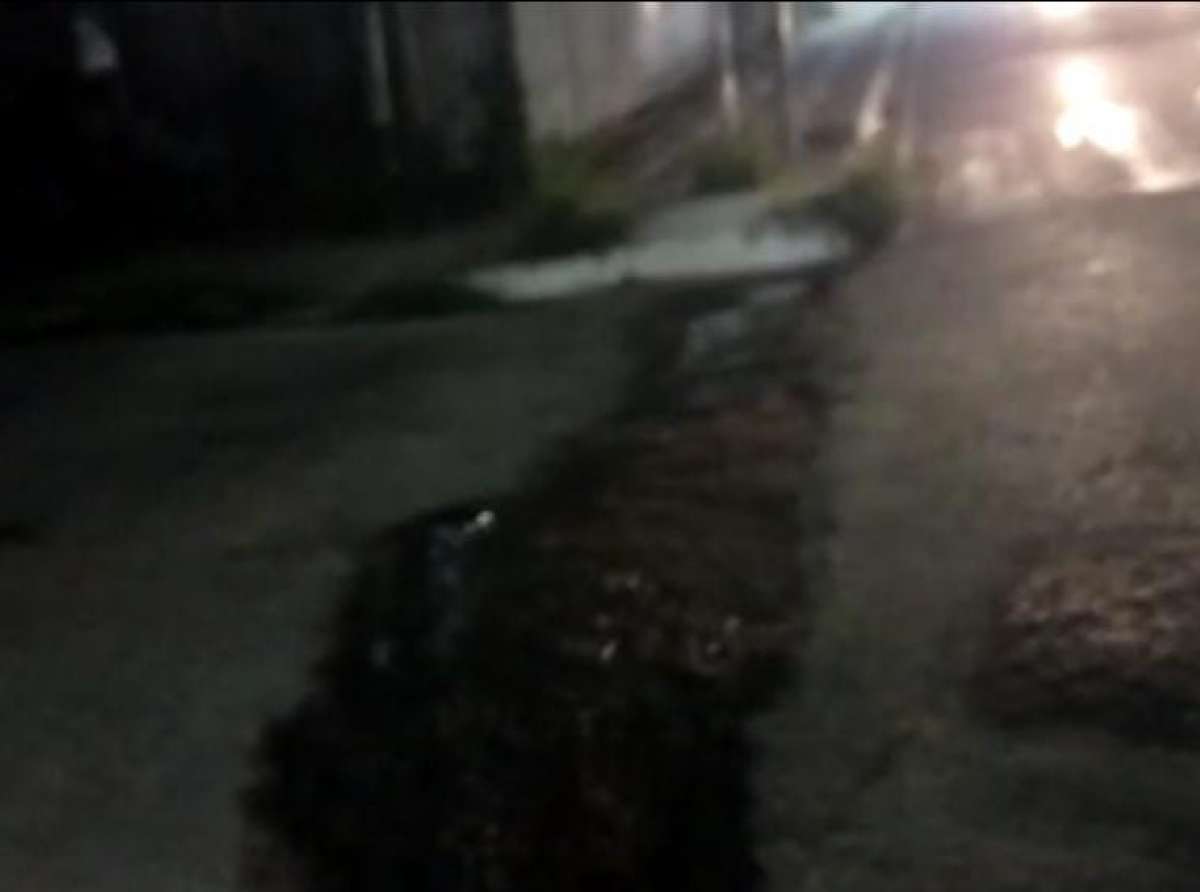 Cratera se abre em calçada e esgoto transborda, causando transtorno em fiéis de Igreja Evangélica na Estação: "fedor terrível nos dias de culto"