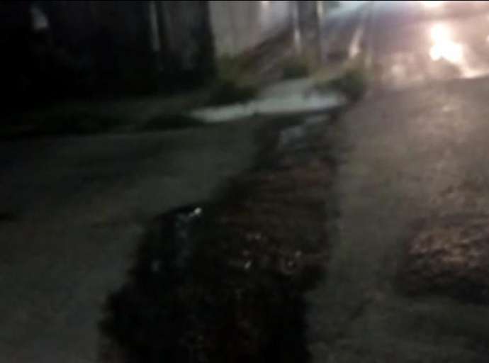 Cratera se abre em calçada e esgoto transborda, causando transtorno em fiéis de Igreja Evangélica na Estação: "fedor terrível nos dias de culto"
