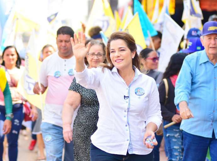 Mara faz caminhada na grande Baixada da Sobral e reafirma compromisso de melhorar a vida dos acreanos