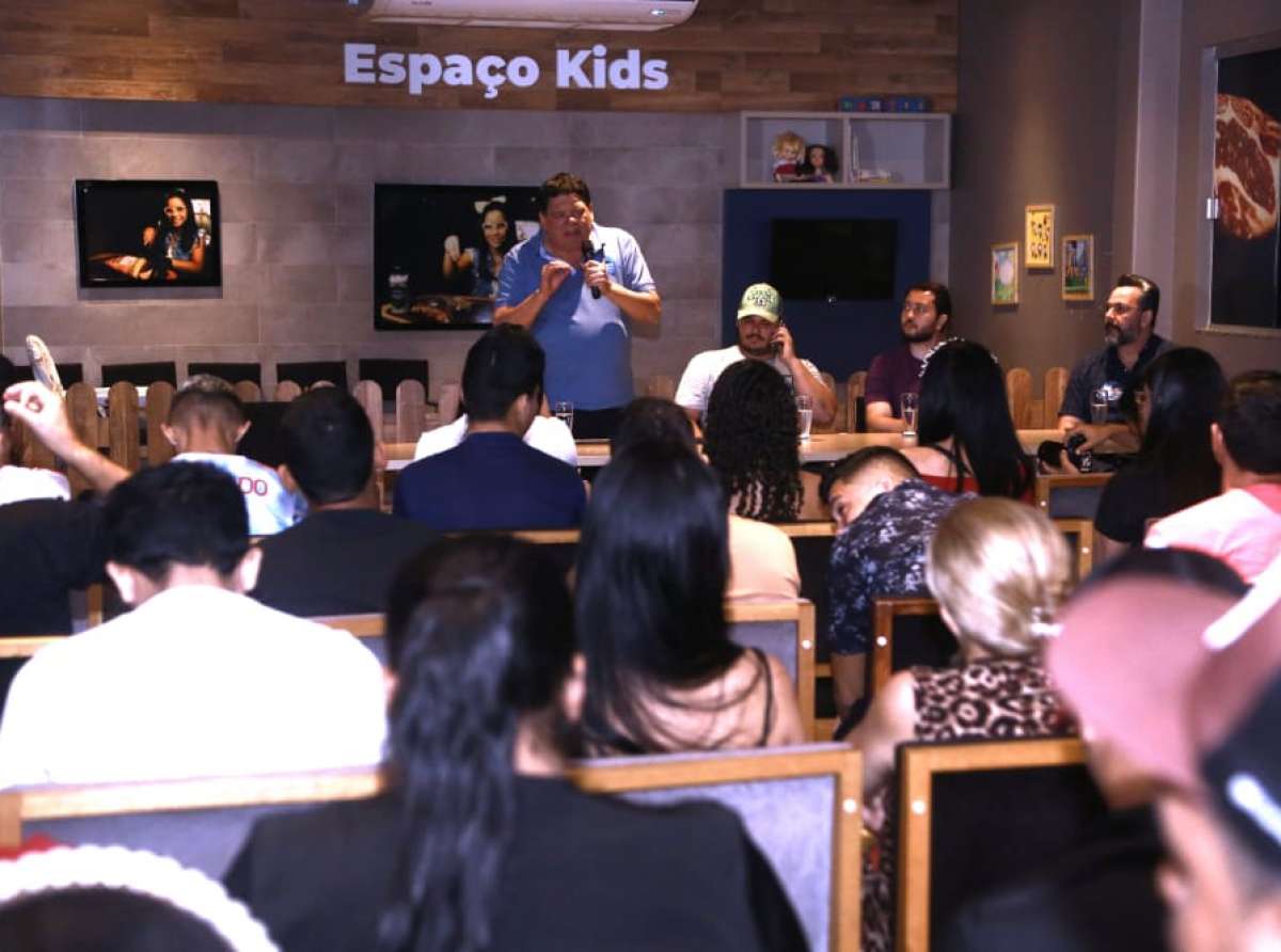 Flaviano conversa com colaboradores do Fricarnes e mais uma parceria é firmada