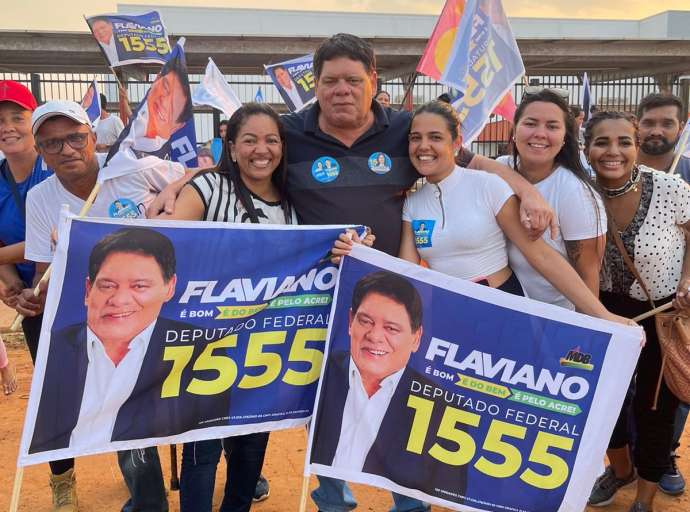 Com bandeiraços e caminhadas, velho lobo Flaviano Melo mostra vitalidade em campanha e força do MDB na capital e no interior