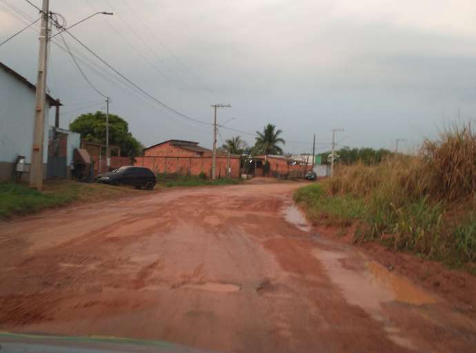 Lama, poeira e buracos: a realidade que os moradores do bairro Jorge Kalume enfrentam 