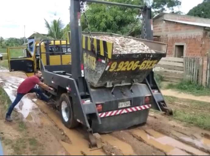 Moradores tiram dinheiro do próprio bolso para tentar recuperar rua cheia de buraco e lama no Belo Jardim