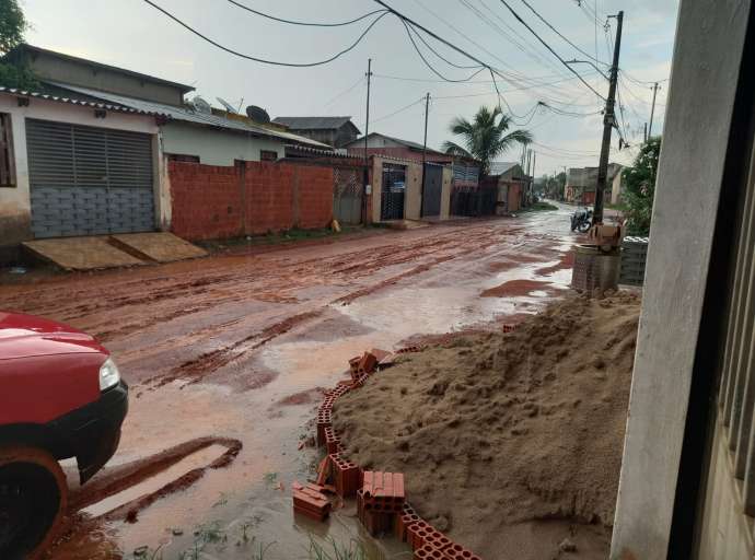 Prefeitura só joga barro em rua na Sobral  e desaponta moradores:"pensei que iria asfaltar"