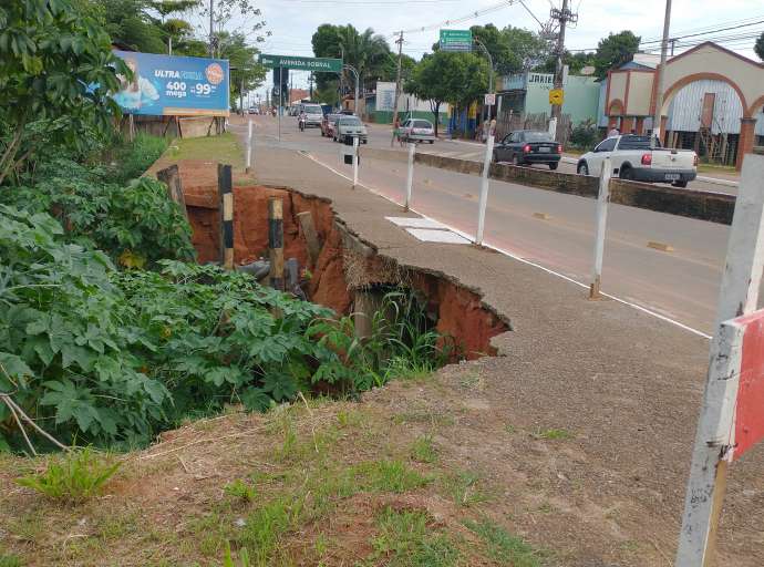 Passados mais de 2 anos, cratera continua aberta na Baixada da Sobral 