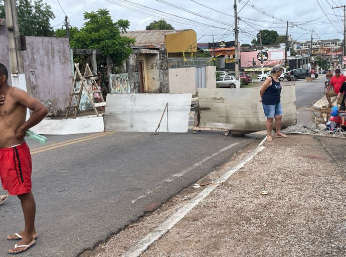 Moradores fecham Isaura Parente em protesto contra Prefeitura na Estação: "estamos há 3 semanas sem água"