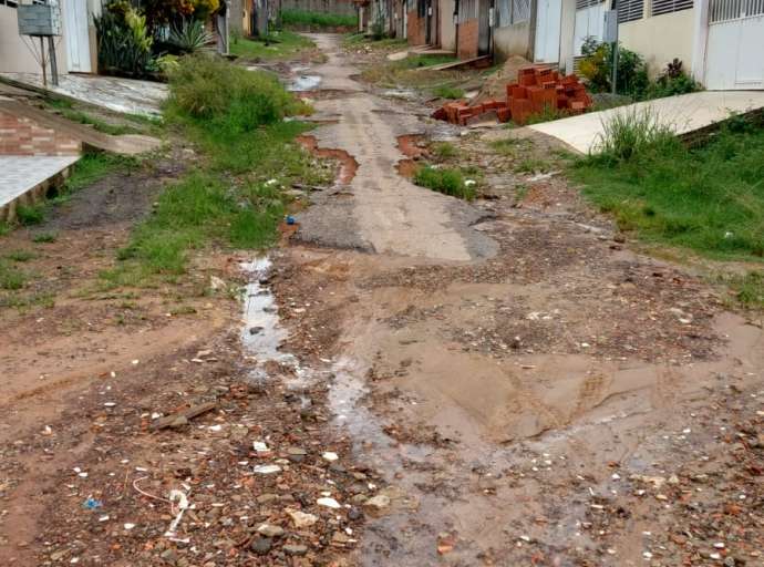 Moradores reclamam de péssimas condições de rua na parte alta de Rio Branco: "Prefeito nunca veio nem aqui" 