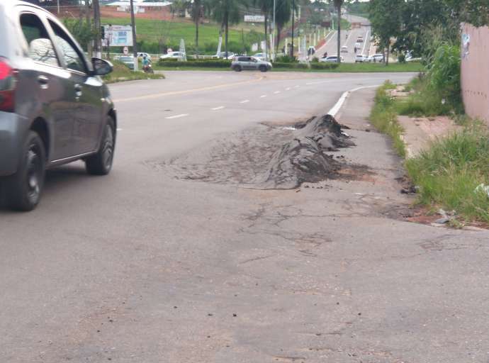"Beiço" asfáltico se forma na Estrada do Calafate e internautas comentam: "serviço porco da Prefeitura"