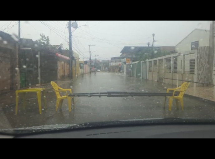 Vídeo: moradores interditam rua alagada por chuva no João Eduardo, região da Baixada da Sobral 