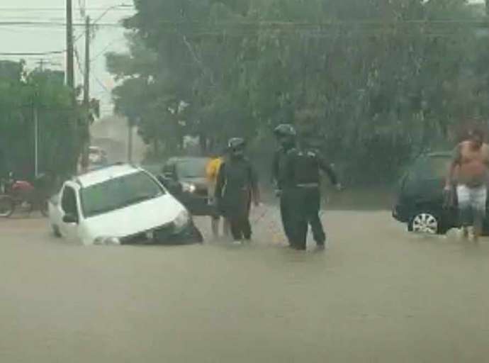 Vídeo: buraco engole parte de carro em rua alagada por igarapé no Esperança, durante a chuva torrencial
