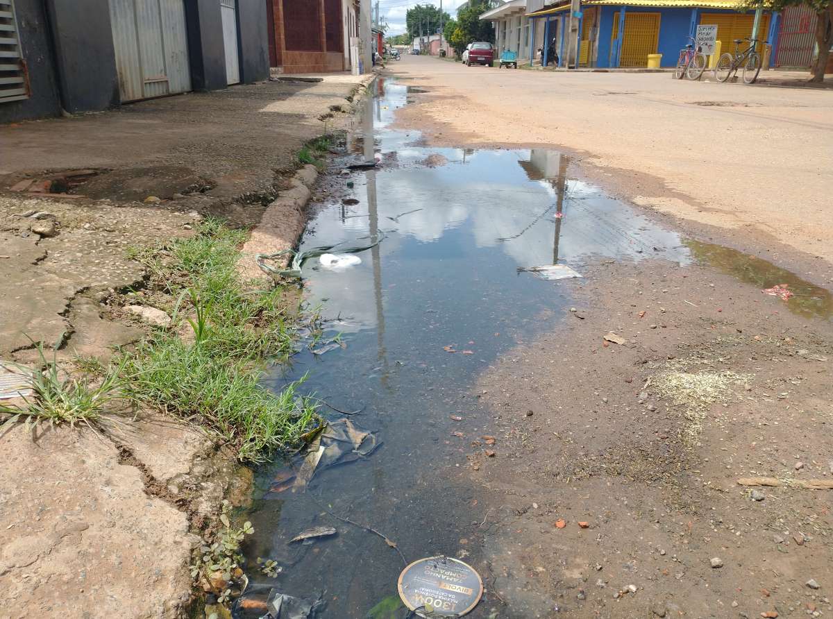 Moradores da Rua 15, na Baixada da Sobral, reclamam de esgoto a céu aberto: "fedor insuportável"