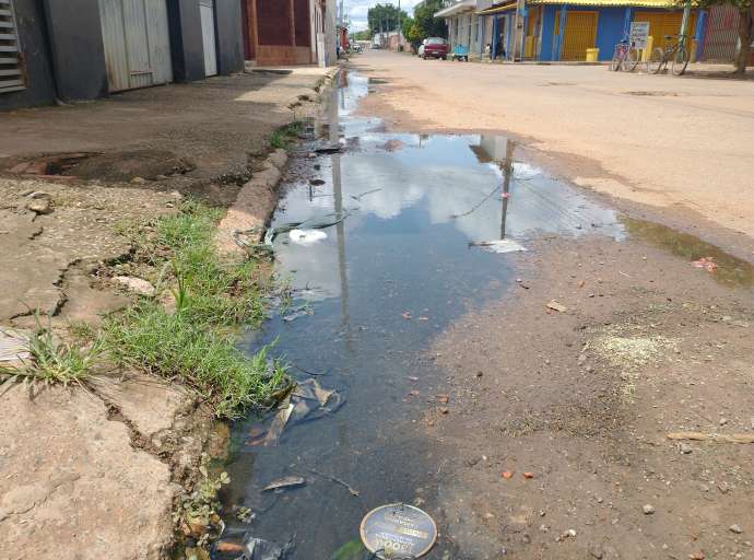Moradores da Rua 15, na Baixada da Sobral, reclamam de esgoto a céu aberto: "fedor insuportável"