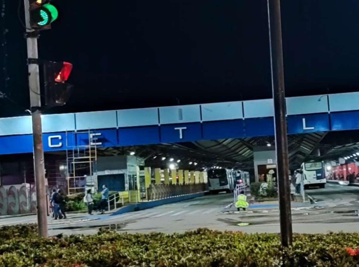 Bocalom manda pintar Terminal Urbano de azul e internautas reagem: "daqui a pouco vai pintar o asfalto de azul, igual lá no Catar"