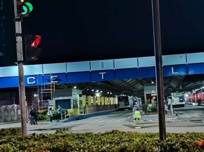 Bocalom manda pintar Terminal Urbano de azul e internautas reagem: "daqui a pouco vai pintar o asfalto de azul, igual lá no Catar"