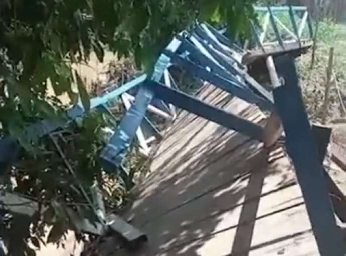 Ponte é destruída no Bairro da Paz, em Rio Branco