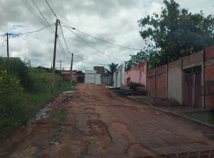 Moradores do Wanderley Dantas reclamam de péssimas condições de rua: "Prefeito nem sabe que a gente existe" 