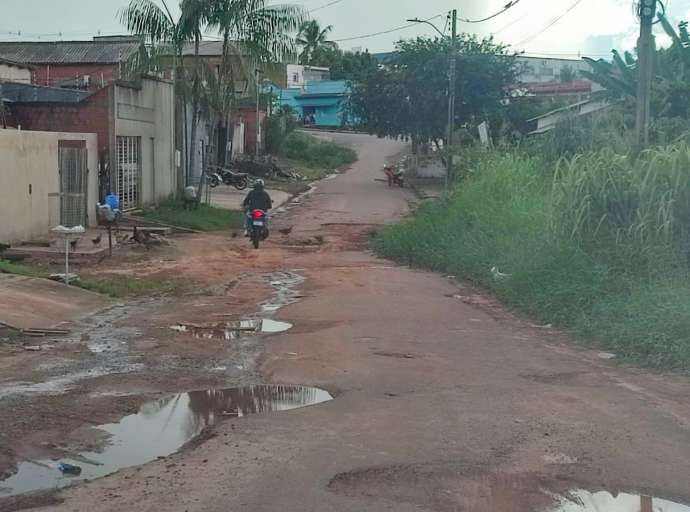 Destruída por buracos, rua no Portal da Amazônia parece "cenário de guerra"