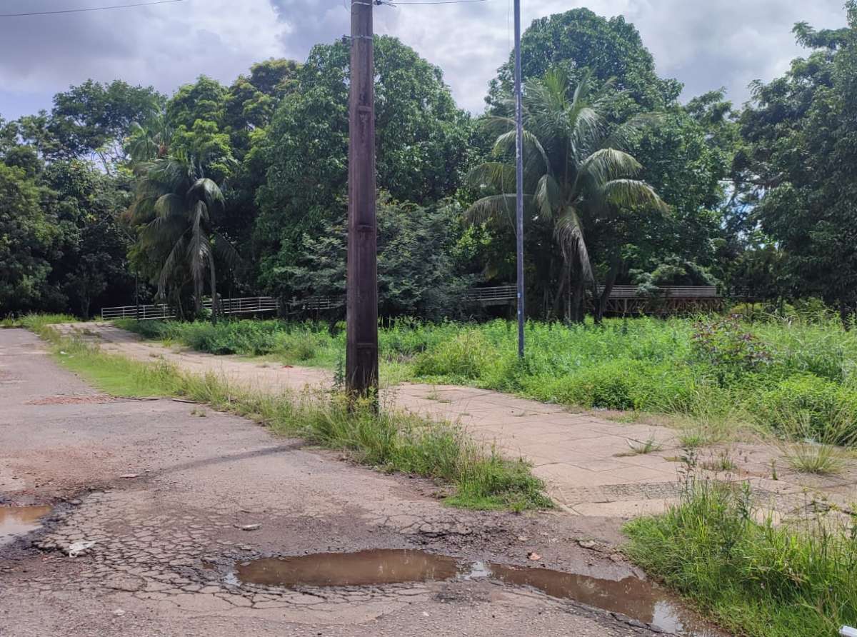 Descaso: falta de iluminação, buracos e matagal tomam conta de parque no Raimundo Melo
