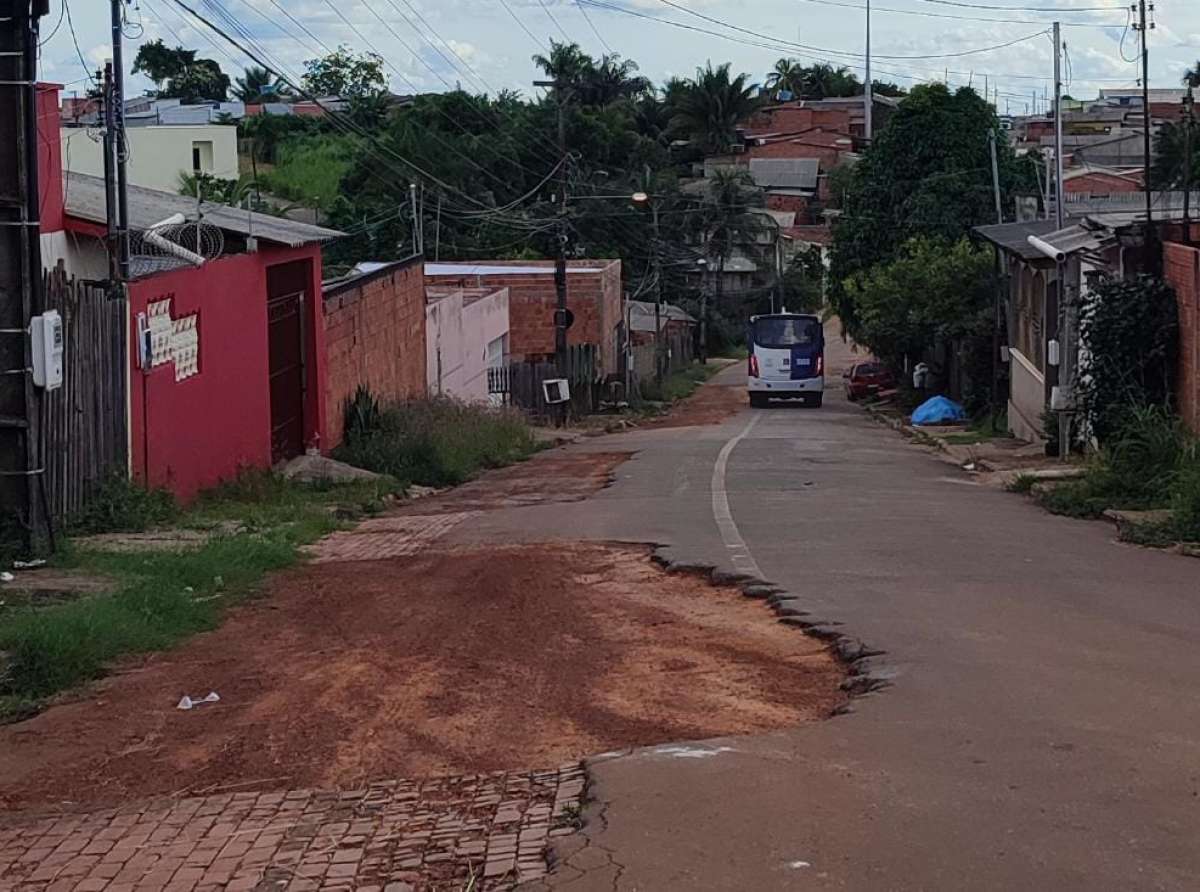 No Wanderley Dantas, corredor de ônibus é tomado por buraco gigante