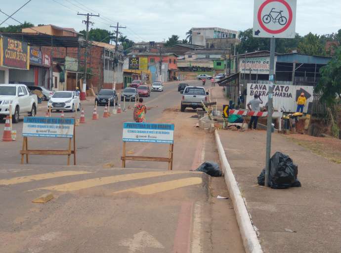 Até que enfim: após dois anos de atraso, Prefeitura inicia recuperação de calçada na Baixada da Sobral 