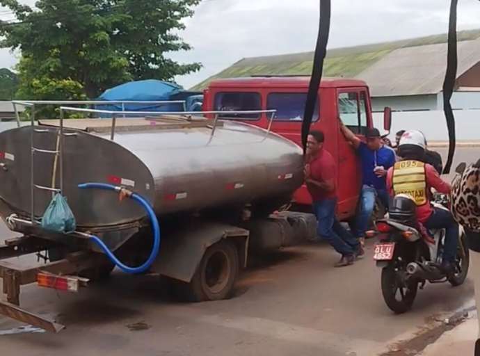 Carro pipa atola em buraco na Baixada da Sobral 