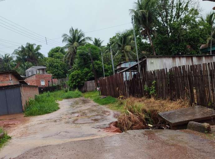 Chuva, buracos e lama: abandonados pela Prefeitura, moradores da periferia vivem triste realidade  