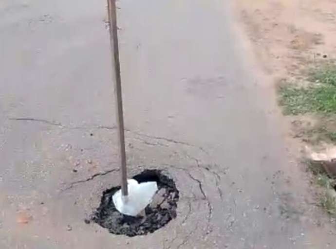 Ativista social denuncia que esgoto a céu aberto está causando afundamento de asfalto em rua principal do Ginásio Coberto